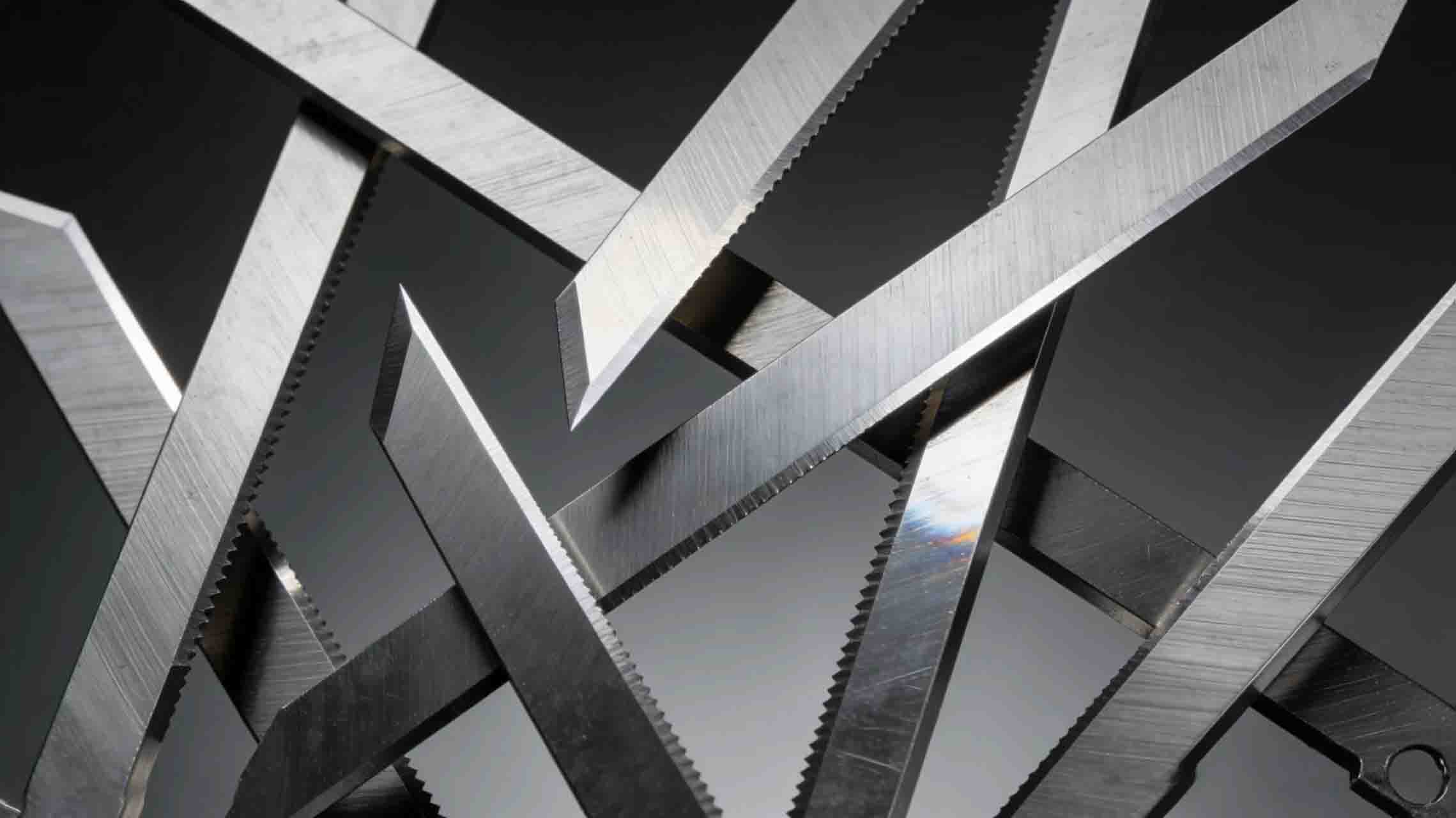 ¿Cuáles son los mejores métodos para almacenar y manipular las cuchillas de corte para evitar que se dañen?